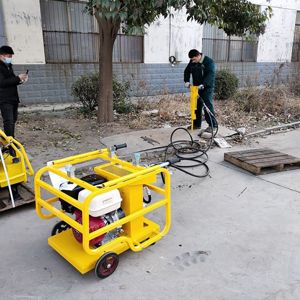 Handheld hydraulic crushing hammer