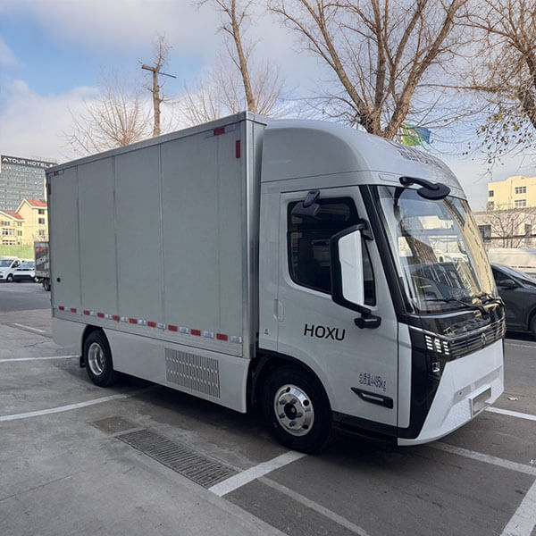 Garbage compactor truck