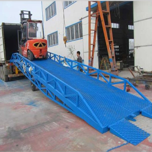 Mobile hydraulic boarding ramp
